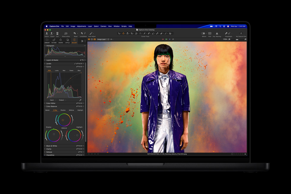 M5 Pro／M5 Max搭載MacBook Proで写真編集する画面。2026年3月発表モデルのApple公式参考写真