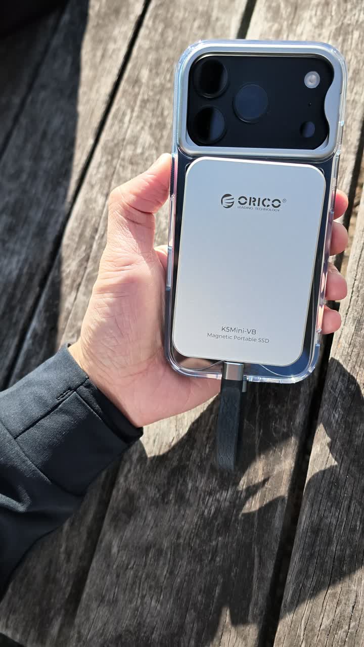 ORICO K5Mini-VBを装着したスマートフォンを片手で持ったサイズ感