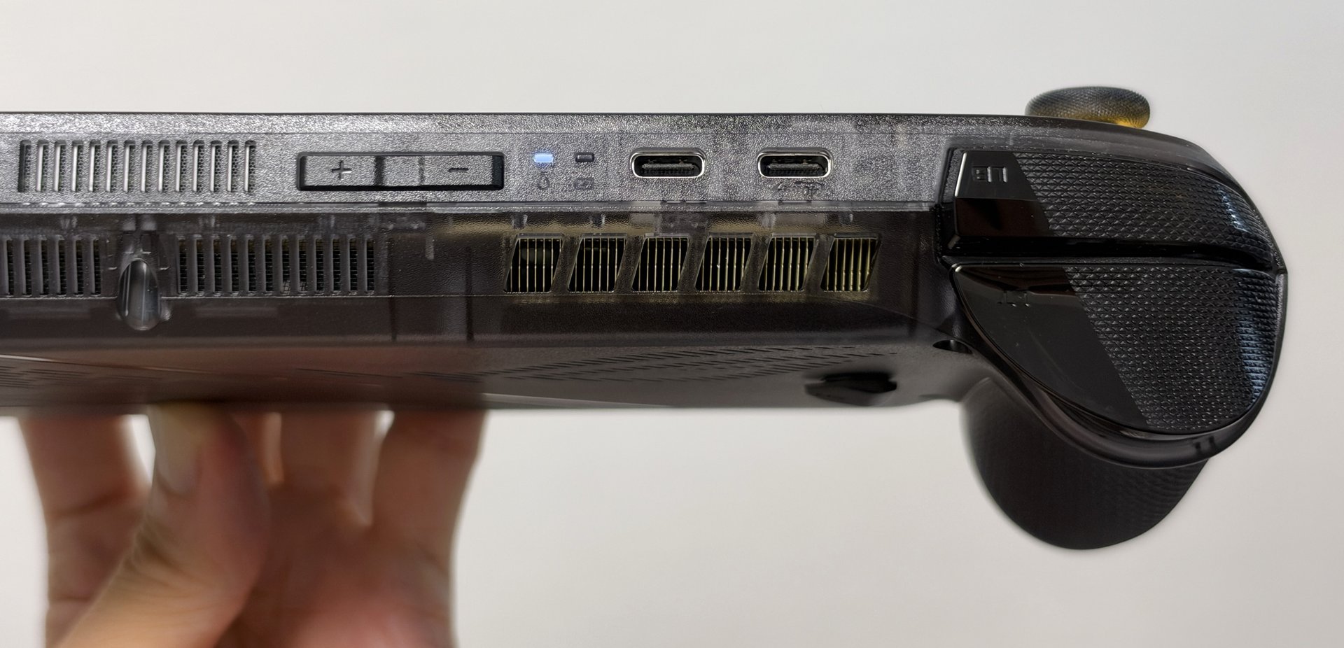 ROG XBOX Ally X20のUSB Type-C端子2つと音量ボタンの接写