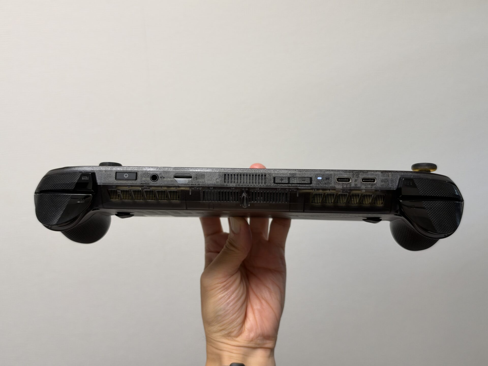 ROG XBOX Ally X20の上部。USB Type-C端子2つ、ヘッドホン端子、通気口、肩ボタン