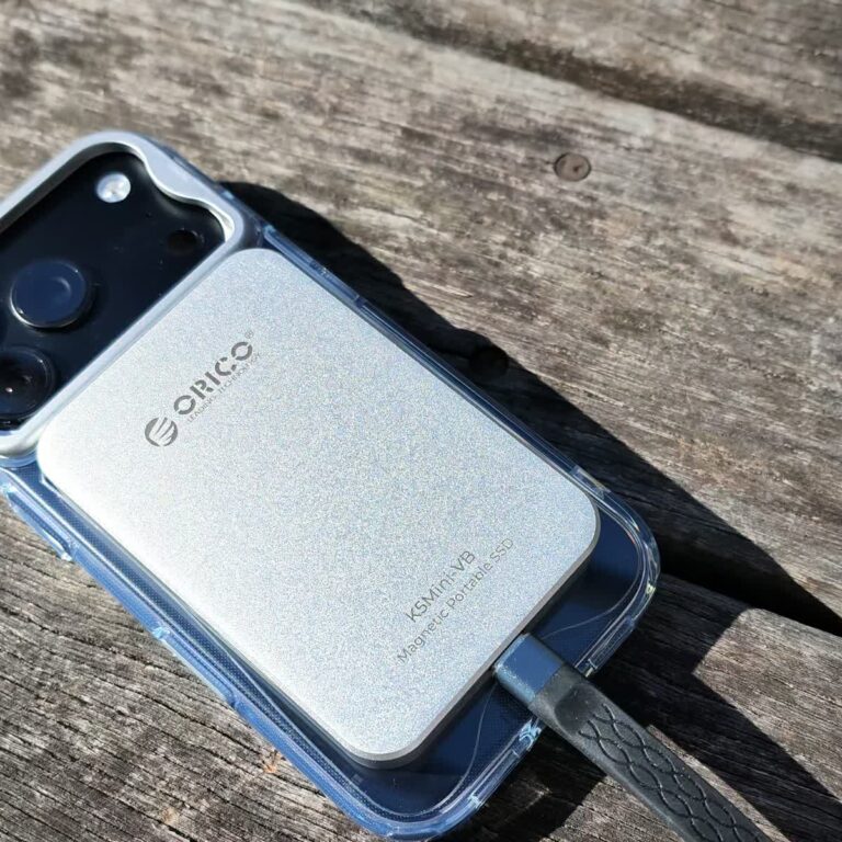 スマートフォン背面に装着したORICO K5Mini-VBの実機