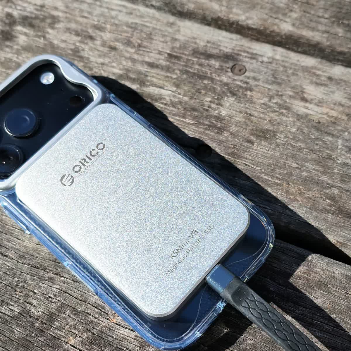 スマートフォン背面に装着したORICO K5Mini-VBの実機